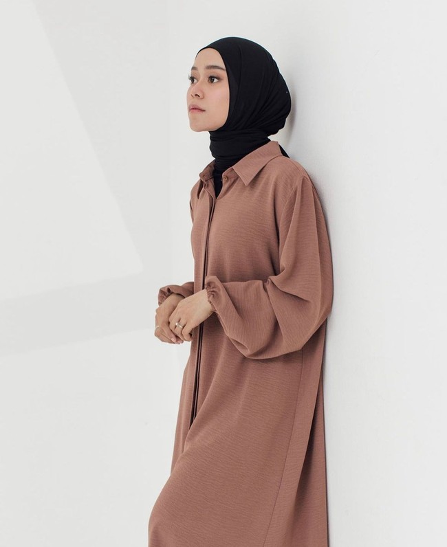 Koleksi yang menjadi tren di Pasar Tanah Abang, mulai dari kemeja, blouse, tunik, gamis hingga dres yang terinspirasi oleh penyanyi dangdut Lesti Kejora. Seperti kali ini Lesti mengenakan tunik warna cokelat yang terdapat kancing di bagian depan dan detail kerut pada bagian ujung lengan. Foto: Dok. Instagram @lestykejora.