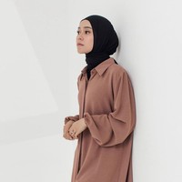 Koleksi yang menjadi tren di Pasar Tanah Abang, mulai dari kemeja, blouse, tunik, gamis hingga dres yang terinspirasi oleh penyanyi dangdut Lesti Kejora. Seperti kali ini Lesti mengenakan tunik warna cokelat yang terdapat kancing di bagian depan dan detail kerut pada bagian ujung lengan. Foto: Dok. Instagram @lestykejora.