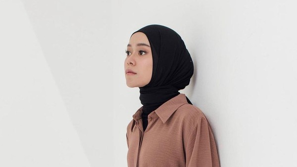 10 Gaya Lesti Kejora Pakai Tunik & Gamis, Laris di Tanah Abang untuk Lebaran