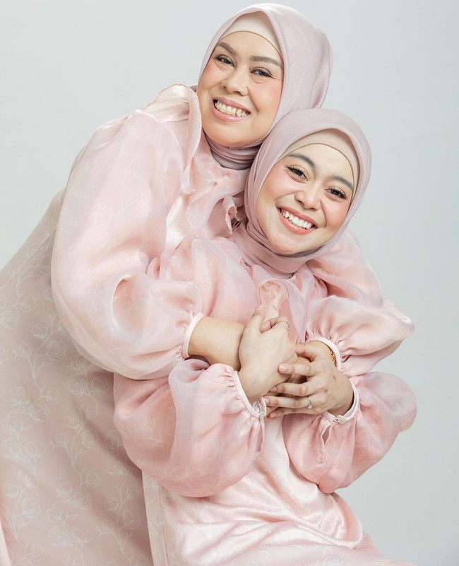 Busana bahan organza cocok digunakan pada saat Lebaran. Lesti dan sang ibunda kompak memakai busana bahan organza warna pastel pink. Foto: Dok. Instagram @lestykejora.