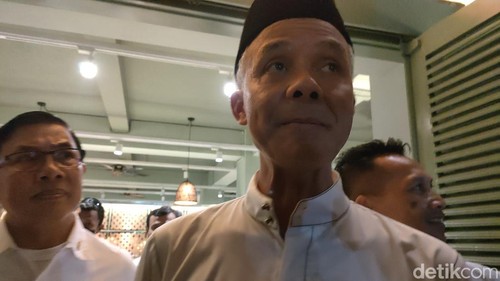 Gubernur Jateng, Ganjar Pranowo, saat ditemui usai berbuka puasa di Rumah Makan Adem Ayem Solo, Jumat (21/4/2023).