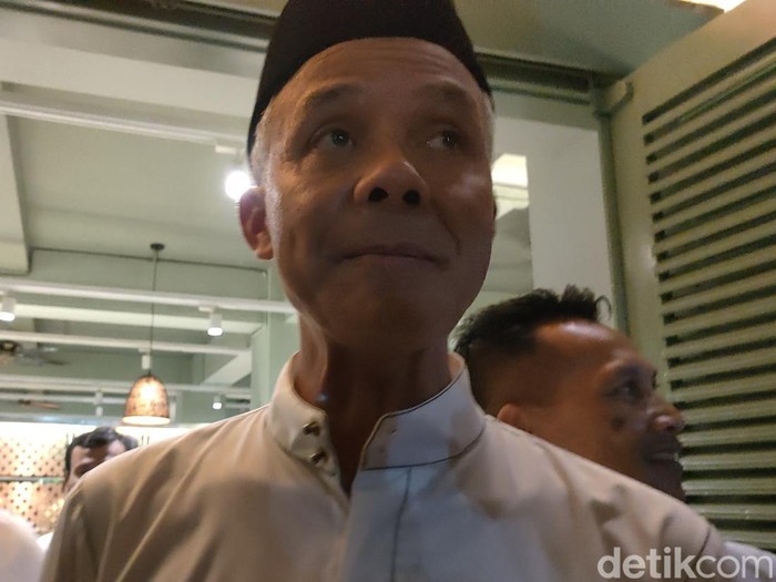 Gubernur Jateng, Ganjar Pranowo, saat ditemui usai berbuka puasa di Rumah Makan Adem Ayem Solo, Jumat (21/4/2023).