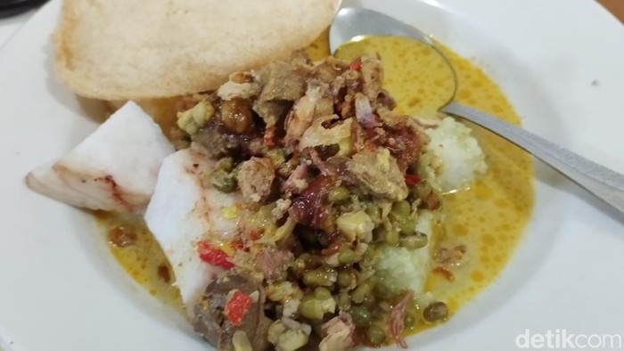 Gule kacang ijo dan ketupat