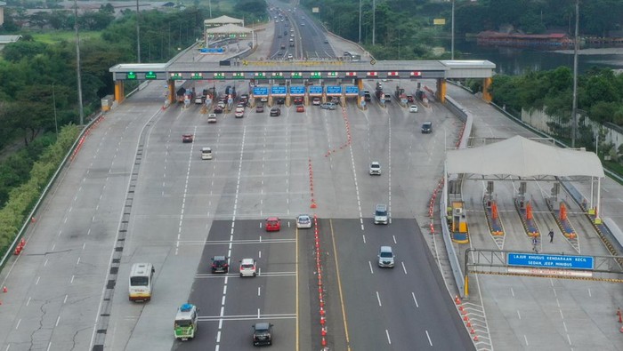 Foto udara sejumlah kendaraan melewati Gerbang Tol Cikampek Utama di Karawang, Jawa Barat, Jumat (21/4/2023). Sehari menjelang Hari Raya Idul Fitri lalu lintas kendaraan di ruas Tol Jakarta-Cikampek tampak lancar cenderung lengang dari pagi hingga sore hari. ANTARA FOTO/Aditya Pradana Putra/YU