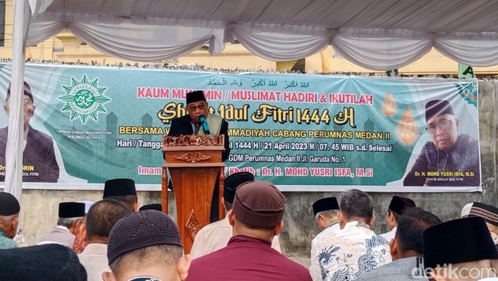 H Mohd Yusri Isra saatberikan ceramah di momen Idul Fitri di GDM Perumnas Mandala. (Foto: Ahmad Arfah)