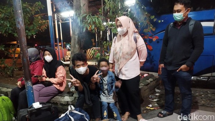 Hadi dan keluarganya memilih mudik malam takbiran untuk menghindari desak-desakan dapat bus