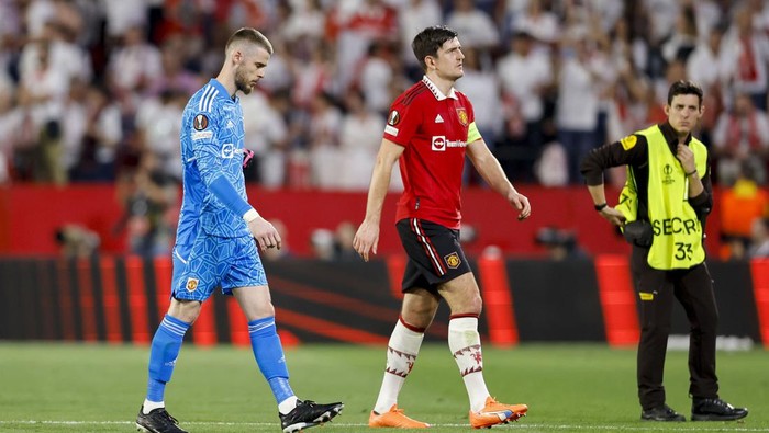 SEVILLE, SPAIN - APRIL 20: goalkeeper David De Gea of Manchester United and Harry Maguire of Manchester United look dejected after the match during the UEFA Europa League quarterfinal second leg match between Sevilla FC and Manchester United at Estadio Ramon Sanchez Pizjuan on April 20, 2023 in Seville, Spain. (Photo by Manu Reino/DeFodi Images via Getty Images)