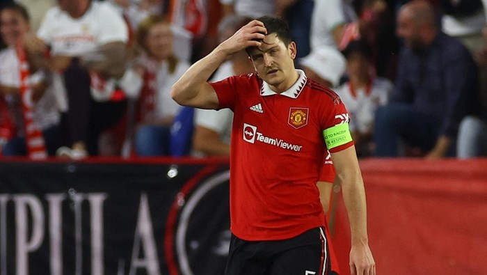 Soccer Football - Europa League - Quarter Final - Second Leg - Sevilla v Manchester United - Ramon Sanchez Pizjuan, Seville, Spain - April 20, 2023 Manchester Uniteds Harry Maguire looks dejected after Sevillas Youssef En-Nesyri scores their first goal Action Images via Reuters/Paul Childs