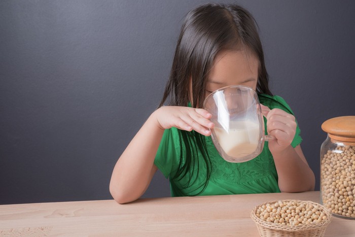 Anak Alergi Susu Sapi? Coba Kenalkan dengan Susu Soya, Bun