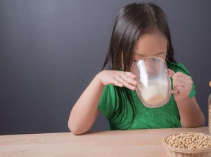 Anak Alergi Susu Sapi? Coba Kenalkan dengan Susu Soya, Bun