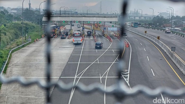 Jelang H-1 lebaran, kondisi lalu lintas di Exit Tol Cileunyi nampak sepi. Terlihat tidak ada antrean kendaraan seperti beberapa hari yang lalu.
