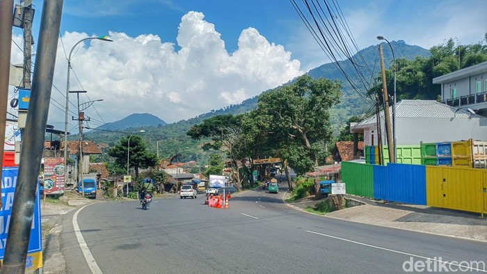 Jelang H-1 lebaran, kondisi lalu lintas di Jalan Cikaledong, Nagreg, Kabupaten Bandung nampak sepi. Situasinya berbeda dengan beberapa hari sebelumnya.
