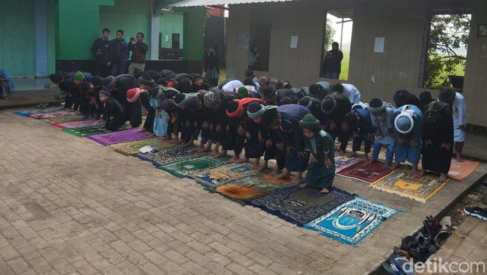 Jemaah An-Nadzir Gowa menggelar salat Idul Fitri 1444 H di Masjid Baitul Muqaddis Pondok An-Nadzir.