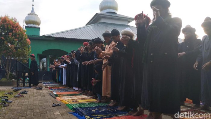Jemaah An-Nadzir Gowa menggelar salat Idul Fitri 1444 H di Masjid Baitul Muqaddis Pondok An-Nadzir. Jemaah An-Nadzir Gowa menggelar salat Idul Fitri 1444 H di Masjid Baitul Muqaddis Pondok An-Nadzir.