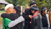 Foto: Momen silaturahmi jemaah An-Nadzir Gowa usai menggelar salat Idul Fitri 1444 H di Masjid Baitul Muqaddis Pondok An-Nadzir. (Ihksan Bayu/detikSulsel)