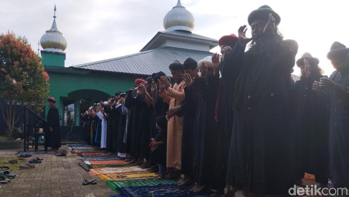 Jemaah An-Nadzir Gowa menggelar salat Idul Fitri 1444 H di Masjid Baitul Muqaddis Pondok An-Nadzir.
