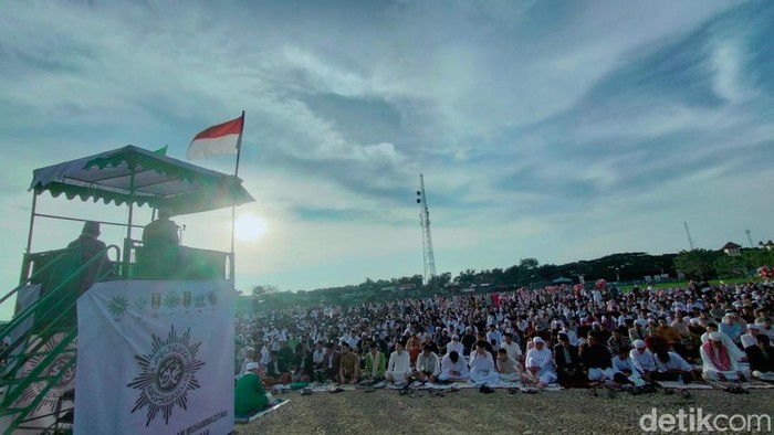 Jemaah Muhammadiyah salat Idul Fitri 1444 H di Lapangan Awwalul Islam, Makassar, Sulsel.