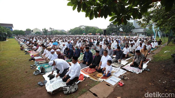 Sejumlah umat muslim Muhammadiyah melakukan Salat Id 1444 H di Lapangan Rempoa, Tangerang Selatan, Jumat (21/4/2023). Umat muslim Muhammadiyah melakukan Salat Id 1444 H lebih awal pada hari ini.