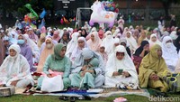 Jemaah langsung menuju tengah lapangan dan mengatur shaf pada bagian yang telah disiapkan panitia.