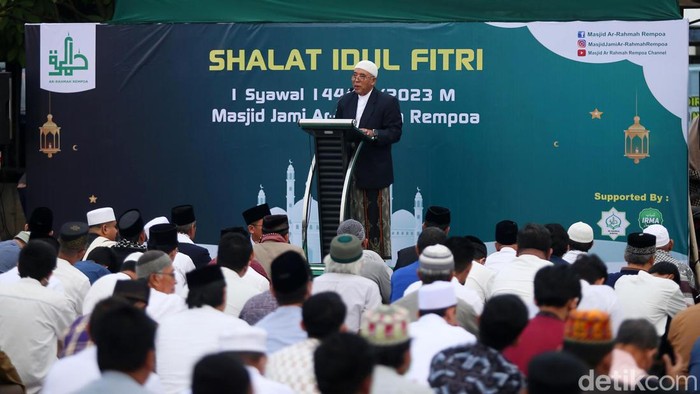 Sejumlah umat muslim Muhammadiyah melakukan Salat Id 1444 H di Lapangan Rempoa, Tangerang Selatan, Jumat (21/4/2023). Umat muslim Muhammadiyah melakukan Salat Id 1444 H lebih awal pada hari ini.