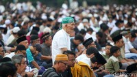 Gema takbir terus berkumandang mengiringi para jemaah yang berdatangan.