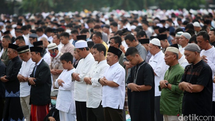 Sejumlah umat muslim Muhammadiyah melakukan Salat Id 1444 H di Lapangan Rempoa, Tangerang Selatan, Jumat (21/4/2023). Umat muslim Muhammadiyah melakukan Salat Id 1444 H lebih awal pada hari ini.