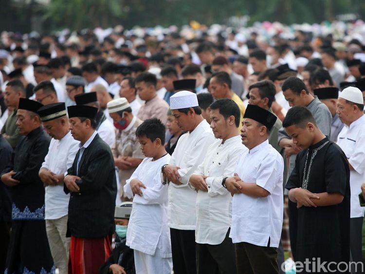 Jemaah Muhammadiyah Salat Idul Fitri di Lapangan Rempoa Tangsel