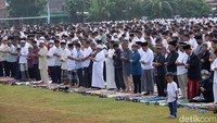 Meski lapangan sempat diguyur hujan semalam, tapi tidak mengurangi semangat untuk melakukan salat Idul Fitri.