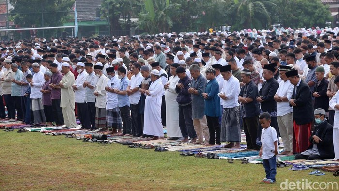 Sejumlah umat muslim Muhammadiyah melakukan Salat Id 1444 H di Lapangan Rempoa, Tangerang Selatan, Jumat (21/4/2023). Umat muslim Muhammadiyah melakukan Salat Id 1444 H lebih awal pada hari ini.
