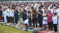 Jemaah tampak khusyuk melaksanakan salat Idul Fitri.