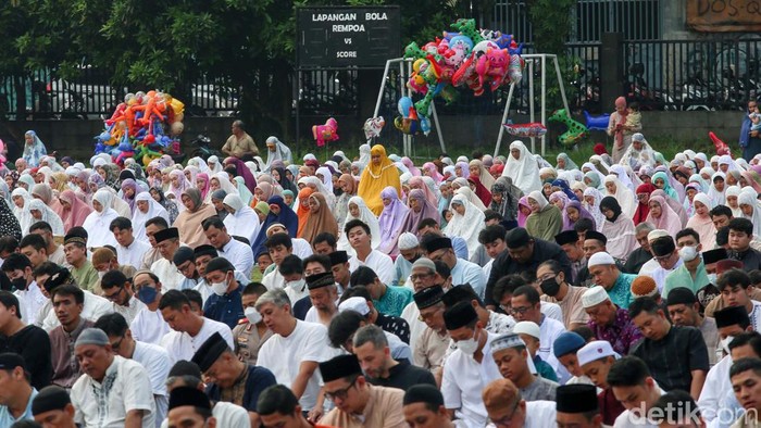 Sejumlah umat muslim Muhammadiyah melakukan Salat Id 1444 H di Lapangan Rempoa, Tangerang Selatan, Jumat (21/4/2023). Umat muslim Muhammadiyah melakukan Salat Id 1444 H lebih awal pada hari ini.
