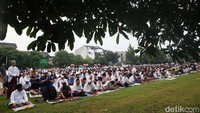 Jemaah Muhammadiyah berdatangan ke Lapangan Rempoa untuk melaksanakan salat Idul Fitri.