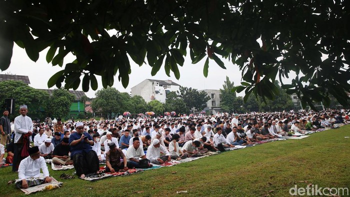 Jemaah Muhammadiyah Salat Idul Fitri di Lapangan Rempoa Tangsel Sejumlah umat muslim Muhammadiyah melakukan Salat Id 1444 H di Lapangan Rempoa, Tangerang Selatan, Jumat (21/4/2023). Umat muslim Muhammadiyah melakukan Salat Id 1444 H lebih awal pada hari ini.