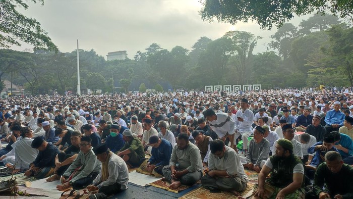 Jemaah Padati Salat Idul Fitri di Lapangan Sempur Bogor (Rizky/detikcom)