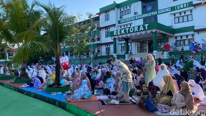 Jemaah salat Idul Fitri di Universitas Muhammadiyah Sorong (UMS), Papua Barat Daya.