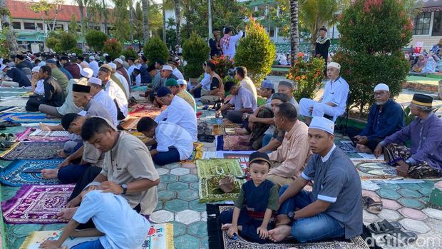 Jemaah salat Idul Fitri di Universitas Muhammadiyah Sorong (UMS), Papua Barat Daya.