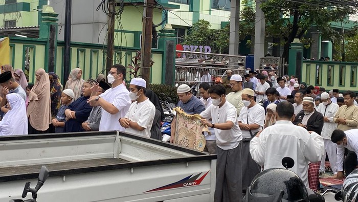 Jemaah tetap khusyuk Salat Id meski di pinggir jalan dan terhalang mobil