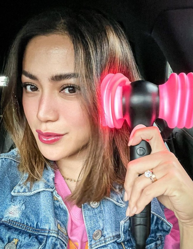 Jessica Iskandar menjalani operasi hidung di klinik Banobagi, Seoul, Korea Selatan, untuk memperbaiki rongga hidungnya yang miring. Foto: Instagram/@inijedar