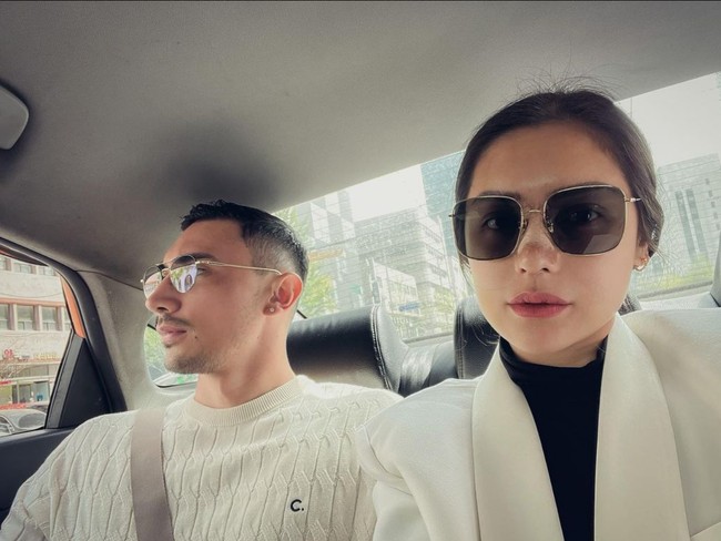 Seiring luka operasi pulih, bentuk hidung baru Jessica Iskandar pun mulai terlihat, meskipun hidungnya masih diperban. Foto: Instagram/@inijedar