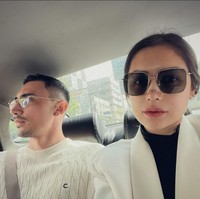 Seiring luka operasi pulih, bentuk hidung baru Jessica Iskandar pun mulai terlihat, meskipun hidungnya masih diperban. Foto: Instagram/@inijedar