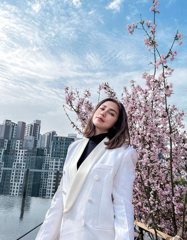 Namun penampilan baru wanita 35 tahun ini menuai kritik dari sebagian netizen. Beberapa berpendapat lebih suka bentuk hidung yang sebelumnya karena membuat wajahnya lebih berkarakter. Foto: Instagram/@inijedar