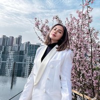 Namun penampilan baru wanita 35 tahun ini menuai kritik dari sebagian netizen. Beberapa berpendapat lebih suka bentuk hidung yang sebelumnya karena membuat wajahnya lebih berkarakter. Foto: Instagram/@inijedar