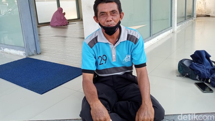 Jumadi (58), seorang porter di stasiun Kejaksan Cirebon