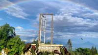 Mempertahankan keasrian lingkungan sekitarnya, Onok Kopi di Tengger, Bromo ini tampil dengan alami. Jika beruntung di sini kamu bisa melihat pelangi yang tampak tepat di atas Gunung Bromo. Foto: Instagram/Istimewa