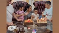 Kahiyang merayakan ulang tahunnya di rumah bersama keluarga. Ia diberikan kue ulang tahun dan menyantapnya dengan anak-anaknya. Foto: Instagram @ayangkahiyang