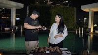 Setiap tahunnya Kahiyang merayakan ulang tahun bersama sang suami. Tahun lalu, Bobby membelikannya kue cokelat berukuran besar. Foto: Instagram @ayangkahiyang