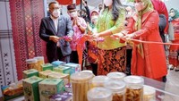 Sebagai istri seorang Walikota, Kahiyang turut ikut dalam berbagai kegiatan sosial. Seperti meninjau UMKM yang menawarkan beragam makanan berikut ini. Foto: Instagram @ayangkahiyang