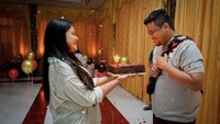 Ibu dari Sedah Mirah ini juga memberikan kejutan berupa kue ulang tahun. Momen mereka tampak harmonis. Foto: Instagram @ayangkahiyang