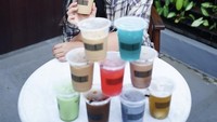 Saat masih lajang, Kahiyang kerap mengunggah momen kulinernya seorang diri. Seperti saat menikmati kopi dan minuman lainnya. Foto: Instagram @ayangkahiyang