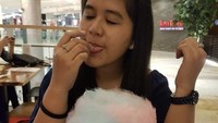 Ini momen Kahiyang ketika berada di sebuah restoran. Kahiyang tampak menikmati minuman dengan gulali. Foto: Instagram @ayangkahiyang